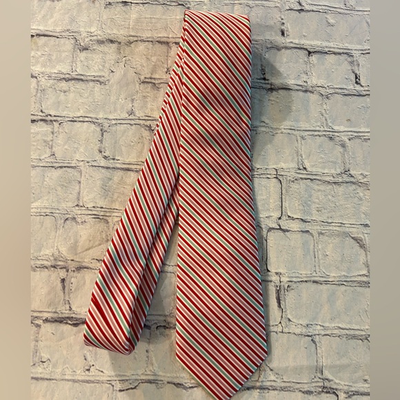 HALLMARK HOLIDAY TRADITIONS MEN’S  RED/GREEN & WHITE STRIPED CHRISTMAS  TIE - Picture 9 of 9
